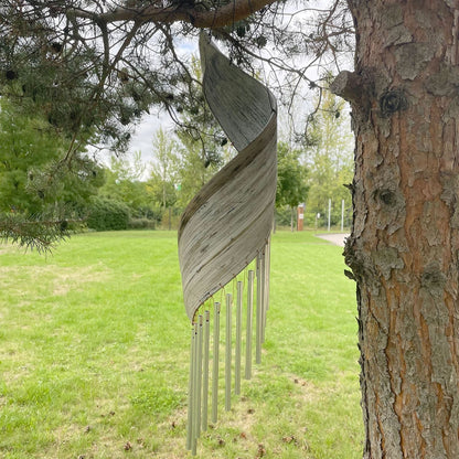 Whitewashed Coconut Leaf Wind Chimes – 50x13 CM colgando de un árbol en jardín, hojas de coco blanqueadas y tubos metálicos