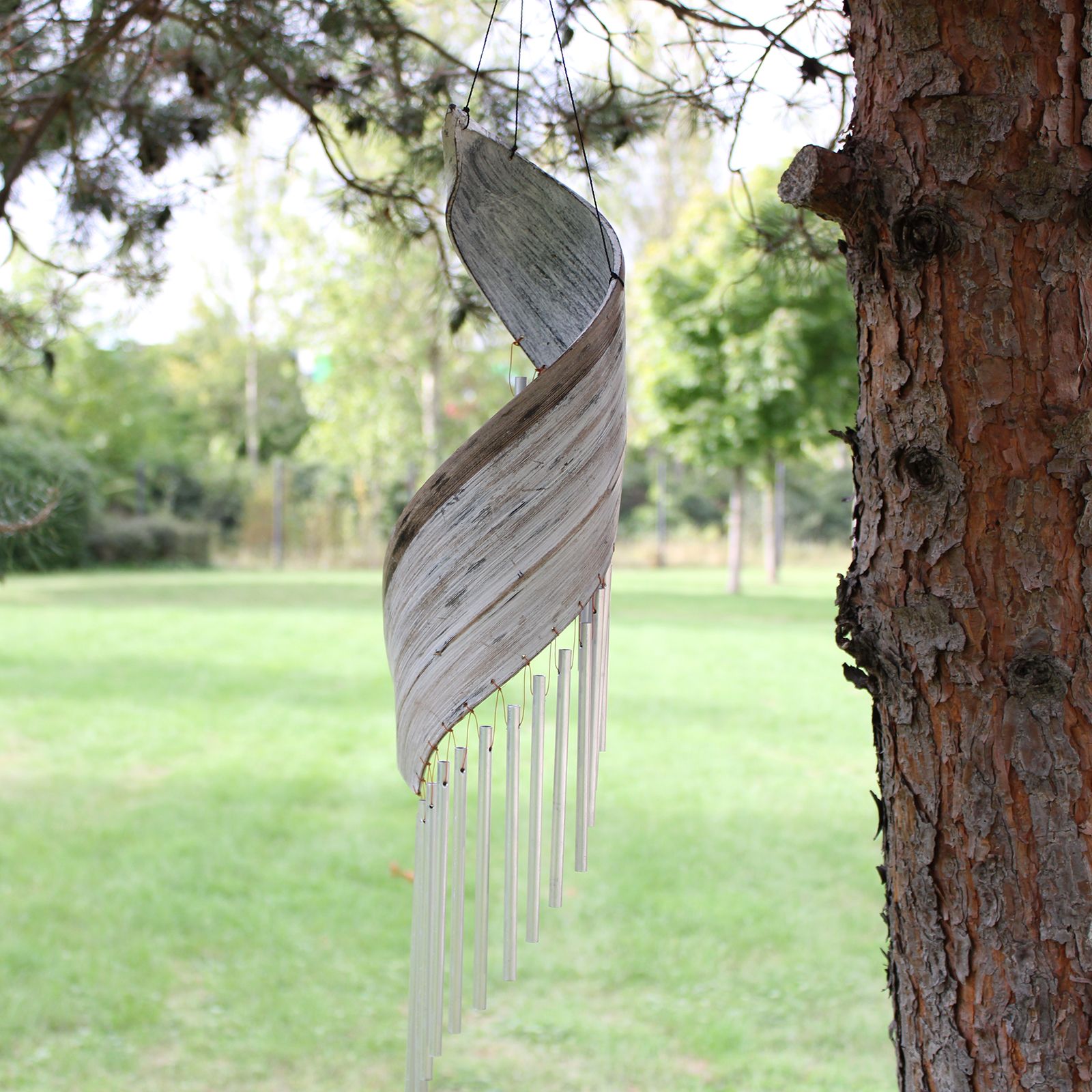 Whitewashed Coconut Leaf Wind Chimes – 50x13 CM colgando de un árbol en jardín, diseño artesanal con tubos metálicos