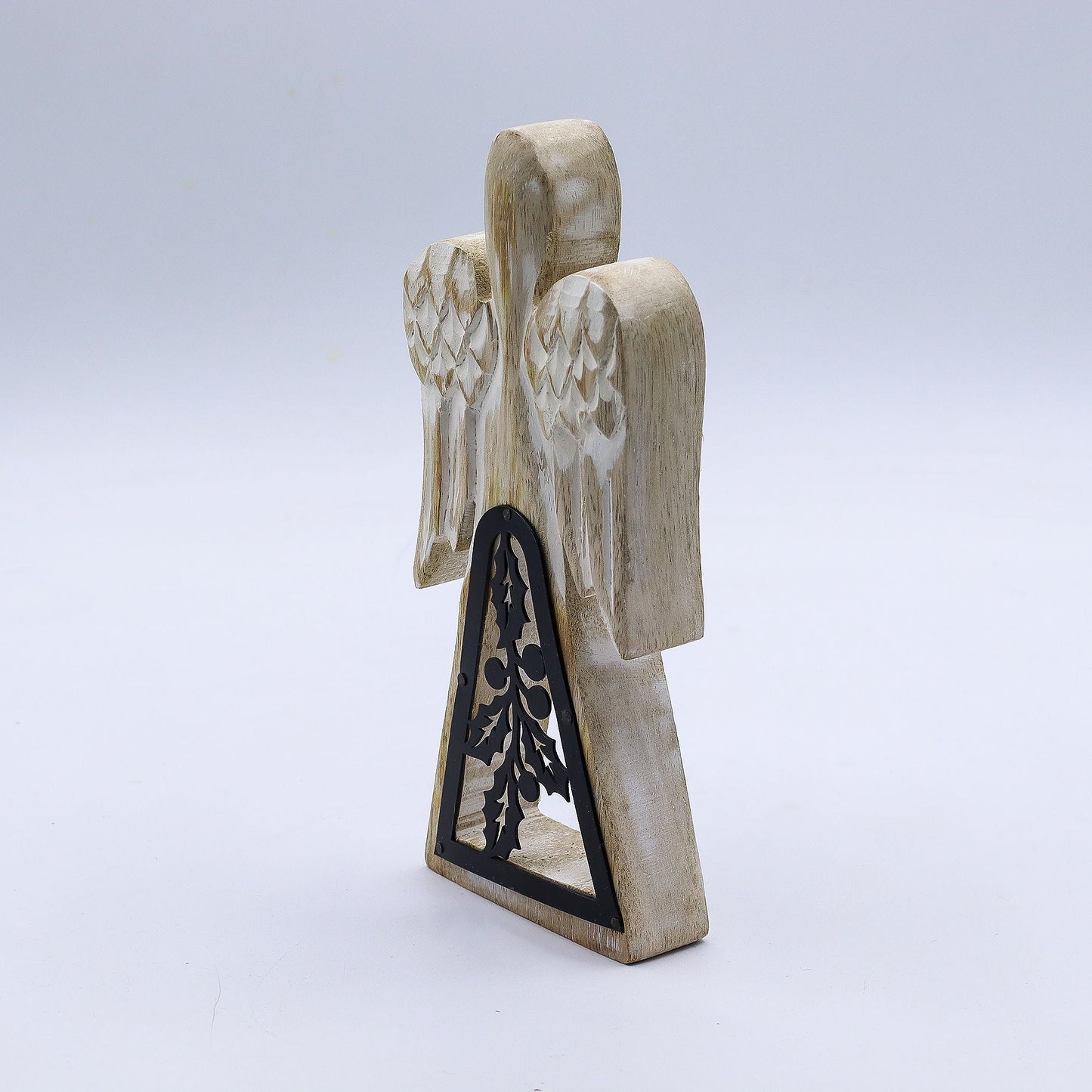 Alt Tag: Ángel de madera de mango decapada – estatua tallada a mano de 18CM con recorte de acebo de hierro, acabado rústico en blanco decapado