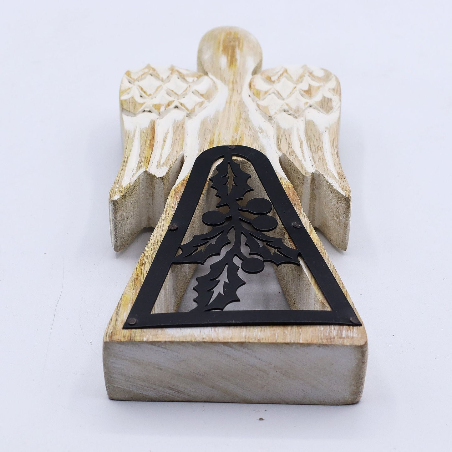 Ángel de Madera de Mango Decapada – Ángel de madera de mango tallado a mano de 18CM con acabado decapado blanco y calado de acebo en hierro