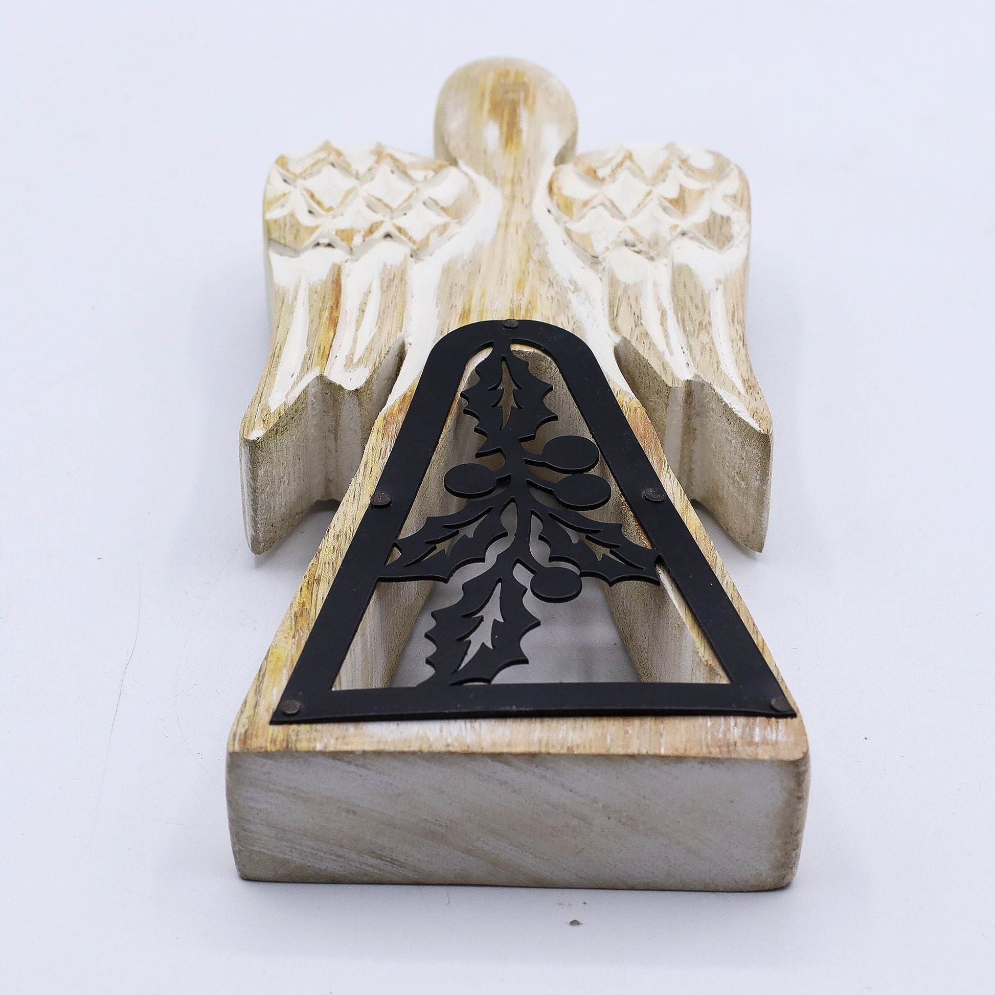 Ángel de Madera de Mango Decapada – Ángel de madera de mango tallado a mano de 18CM con acabado decapado blanco y calado de acebo en hierro