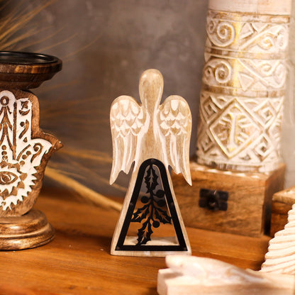 Ángel de madera de mango con acabado whitewashed – adorno de ángel de madera de mango tallado a mano de 18CM con recorte de acebo de hierro, decoración rústica con acabado whitewashed