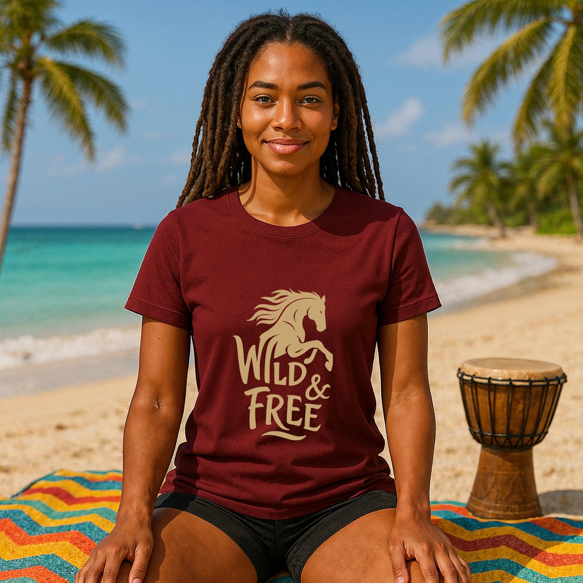 Alt Tag: Modelo usando Wild And Free 100% Organic Cotton T-Shirt color burdeos con estampado “Wild & Free” en la playa