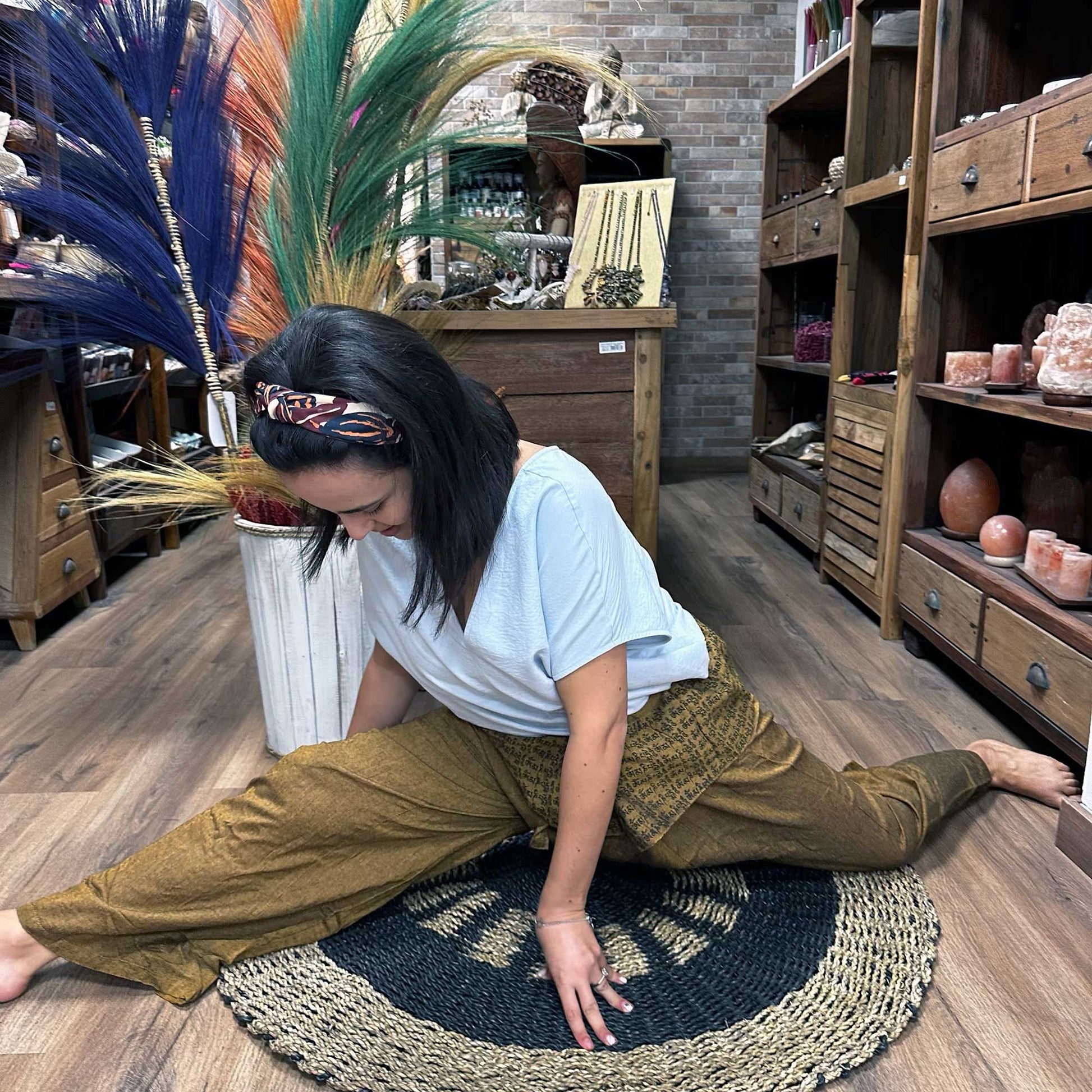Yoga- och festivalbyxor – Thai Fisherman Mandala Mantra på orange, bärs under yogastretch, wrapmodell av thailändska fisherman-byxor