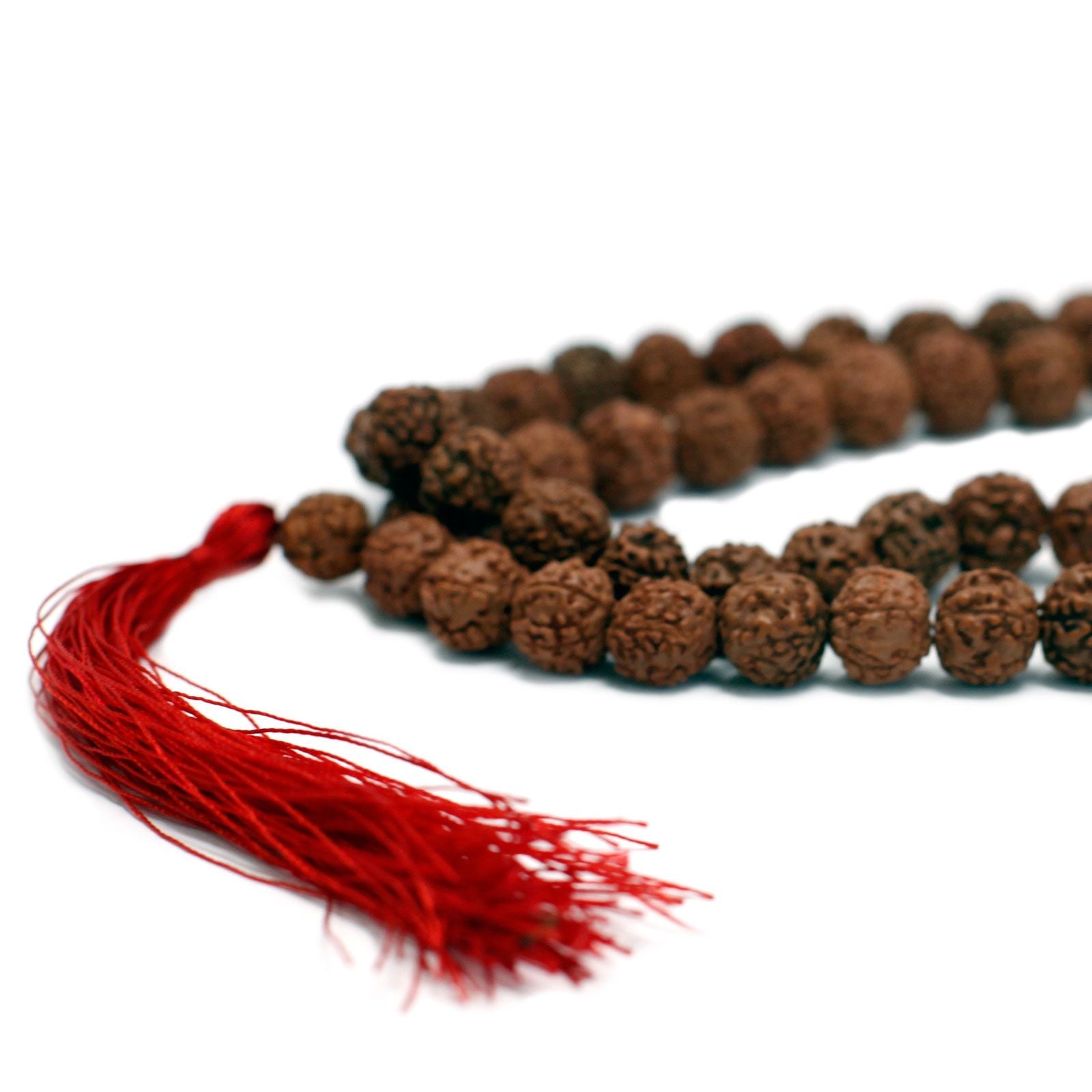 Alt Tag: Wood Bead Rudraksha Mala – 65 CM con cuentas de rudraksha y borla roja, collar de meditación artesanal sobre fondo blanco
