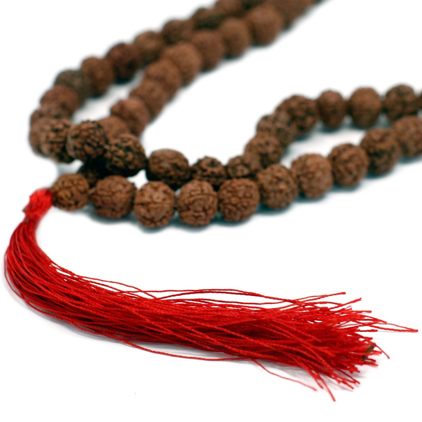 Alt Tag: Wood Bead Rudraksha Mala – 65 CM de cuentas rudraksha marrones con borla roja, collar de meditación artesanal