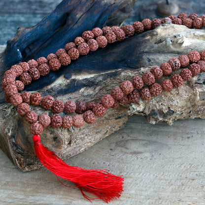 Alt Tag: Wood Bead Rudraksha Mala – 65 CM de cuentas rudraksha marrones con borla roja, mala artesanal para meditación