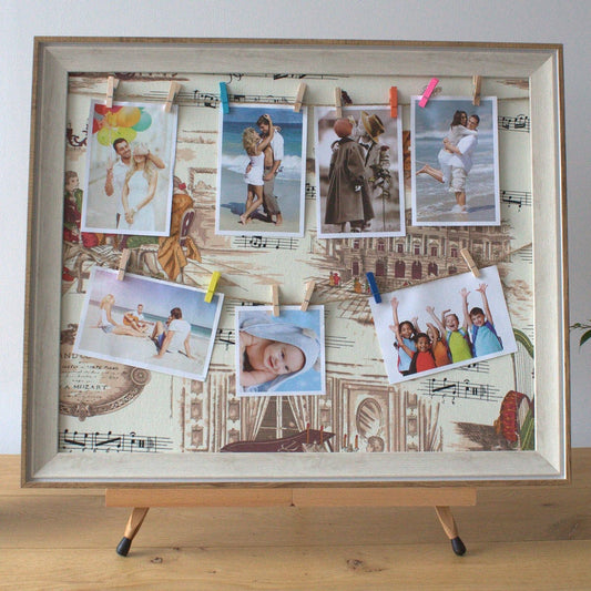 Alt Tag: Trä DIY-fotoram med klädnypor – 50x60 CM med träram och färgglada klädnypor som håller flera foton