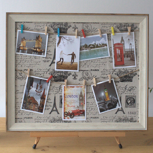 DIY-fotoram i trä med klädnypor – Paris, 50x60 CM med textilcanvas och miniklädnypor för att visa foton och vykort mot en Paris-inspirerad bakgrund
