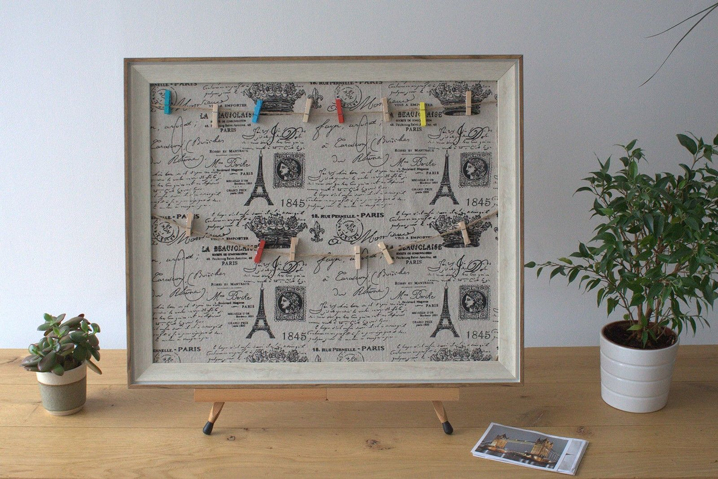 Wooden DIY Peg Photo Frame – Paris, 50x60 CM con pinzas de colores, diseño parisino en canvas sobre mesa de madera
