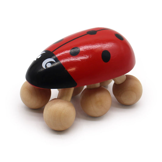 Alt Tag: Ladybug Massager de madera con diseño de mariquita roja y negra, masajeador manual con ruedas de madera