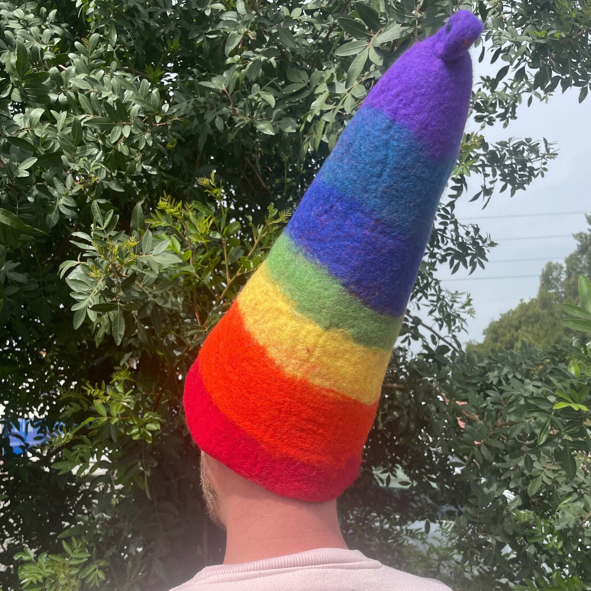Sombrero de mago de sauna de lana afieltrada – sombrero de mago de sauna de lana afieltrada arcoíris arcoíris, en una persona al aire libre, diseño alto de cono puntiagudo