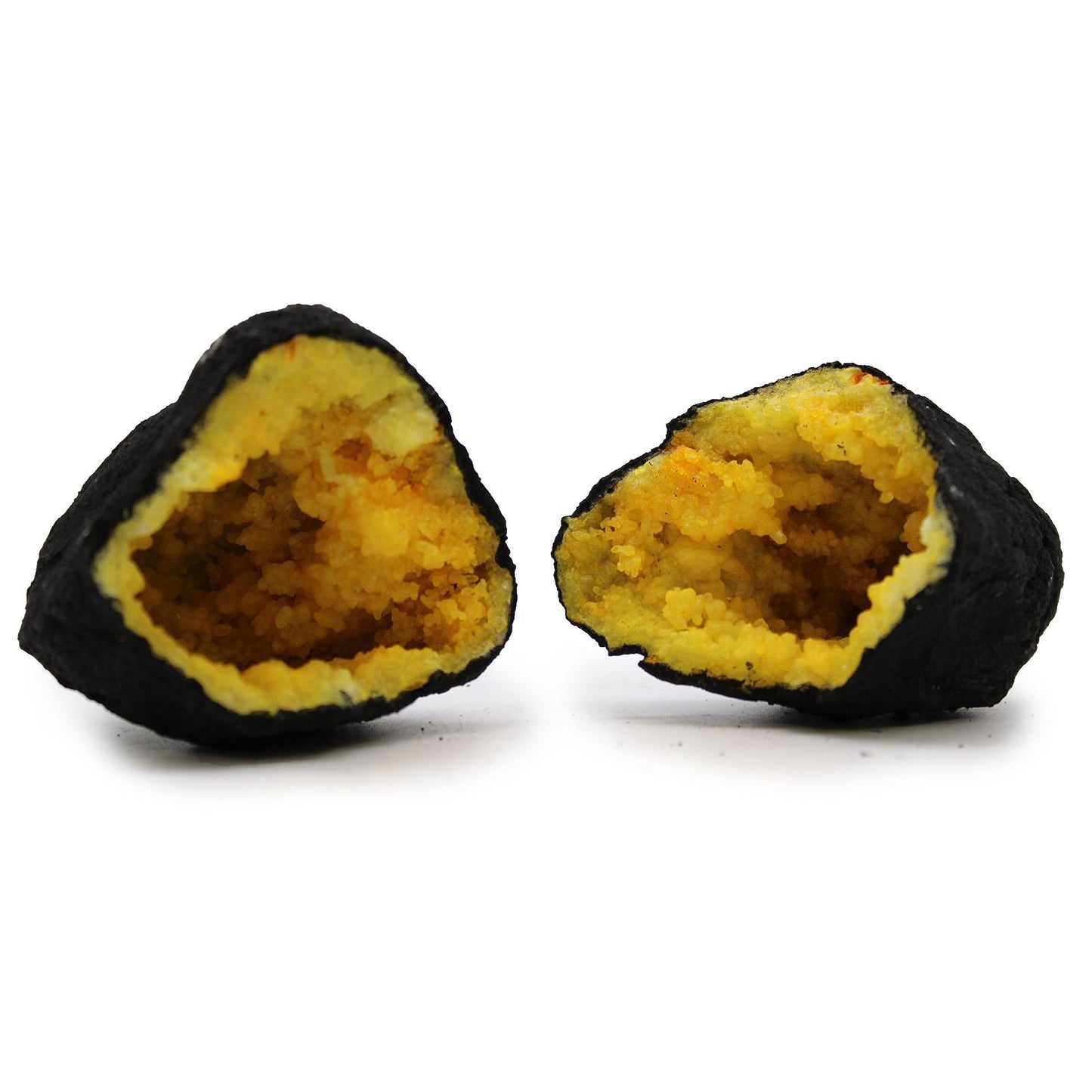 Alt Tag: Yellow Black Rock Calcite Geode – 8.5x6 CM, geoda partida con exterior negro e interior amarillo de cristales de calcita sobre fondo blanco