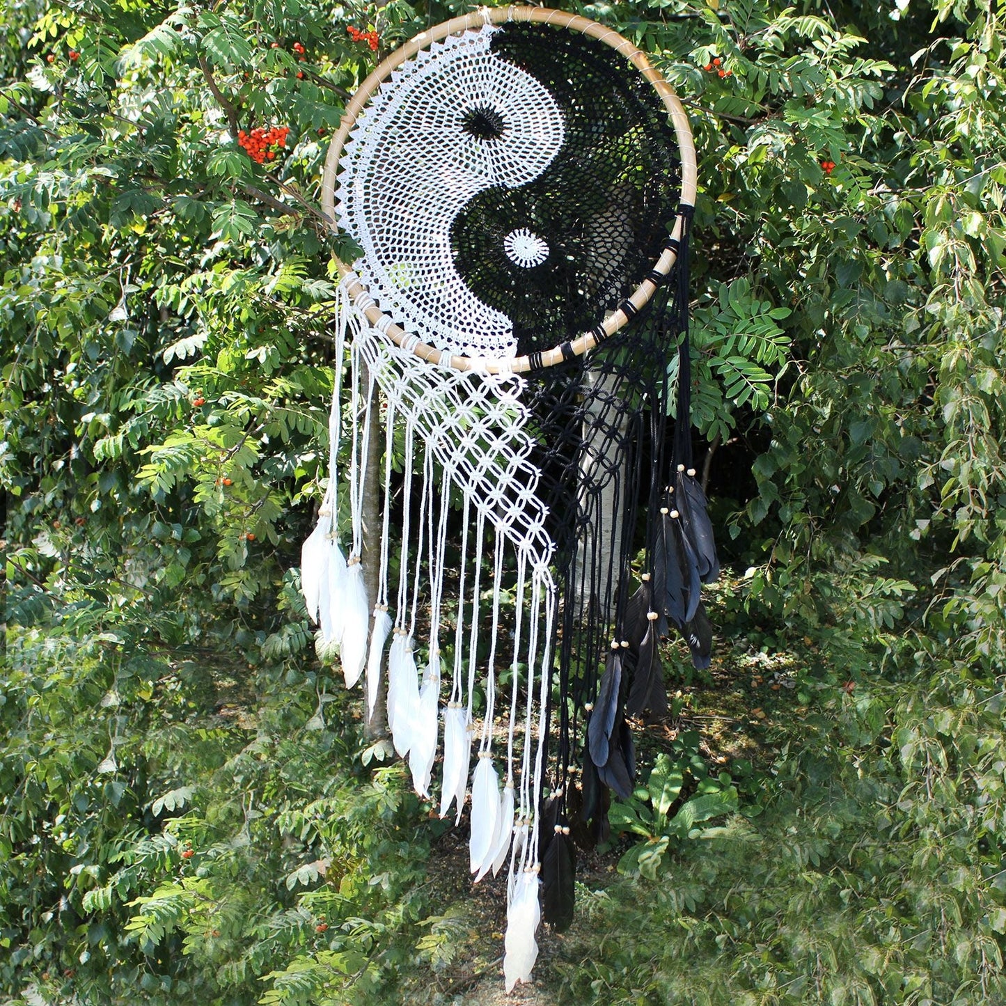Alt Tag: Yin Yang Bali Dreamcatcher – Extra Large 50 CM vit svart hänge med fjädrar, yin yang-design i stor ring