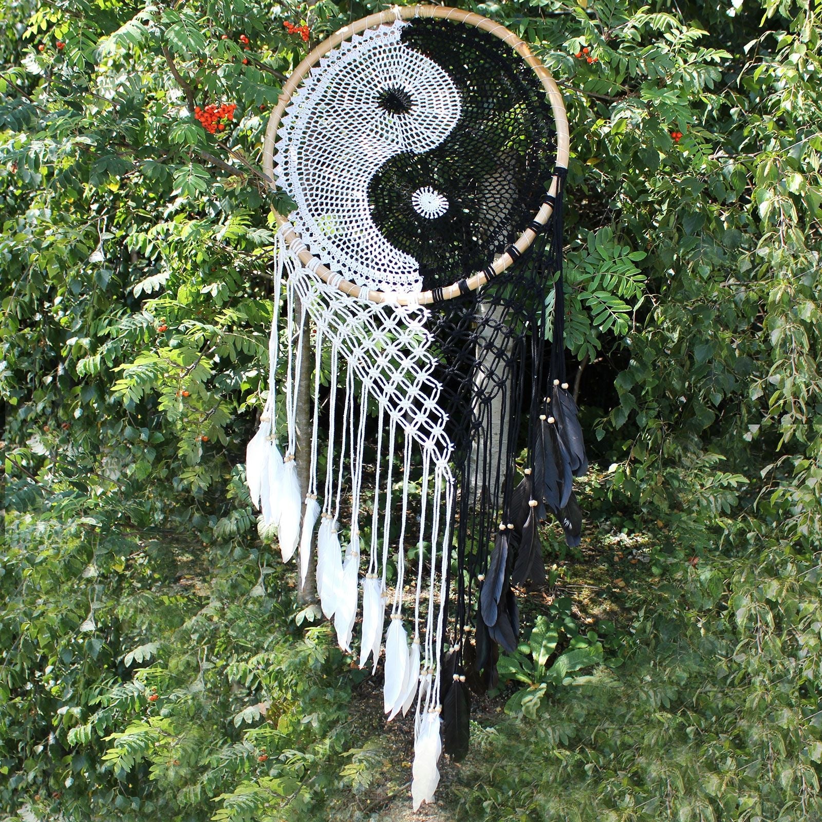 Alt Tag: Yin Yang Bali Dreamcatcher – Extra Large 50 CM vit svart hänge med fjädrar, yin yang-design i stor ring