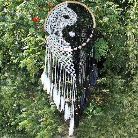 Alt Tag: Yin Yang Bali Dreamcatcher – Extra Large 50 CM colgante blanco y negro con plumas, diseño yin yang en aro grande
