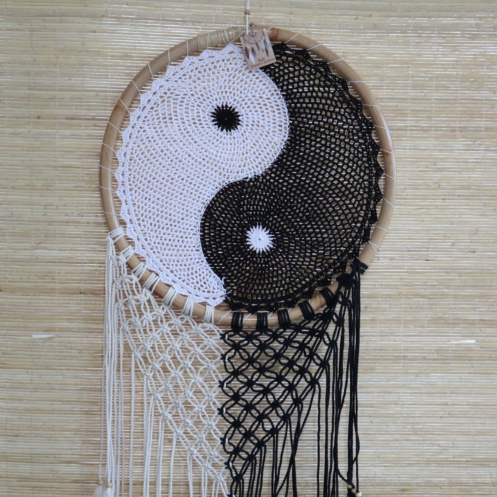 Yin Yang Bali drömfångare – Extra Large 50 CM för vägg, yin yang-design i svart och vitt, vävd med långa fransar