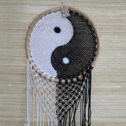 Yin Yang Bali drömfångare – Extra Large 50 CM för vägg, yin yang-design i svart och vitt, vävd med långa fransar