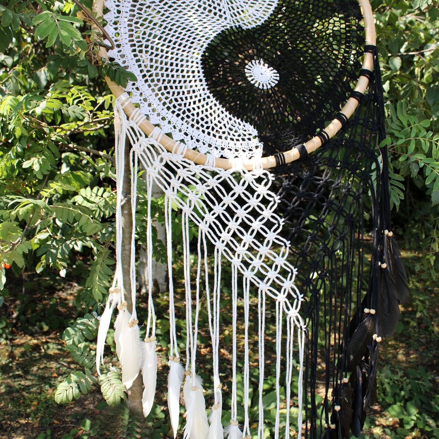 Yin Yang Bali Dreamcatcher – Extra Large 50 CM svartvit makramédrömfångare med fjädrar, 50 cm ring