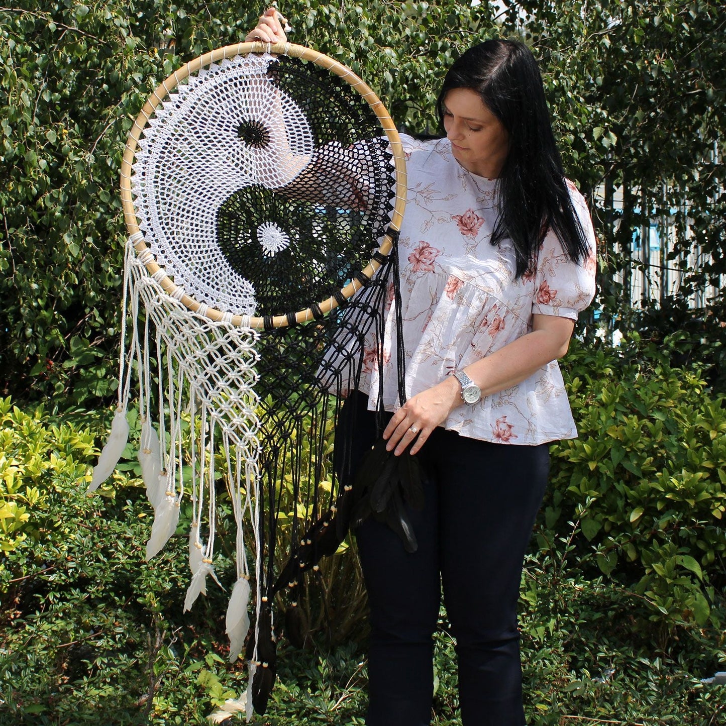 Yin Yang Bali-drömfångare – extra stor 50 CM för utomhusbruk, stor rund yin yang-väv med svarta och vita tofsar