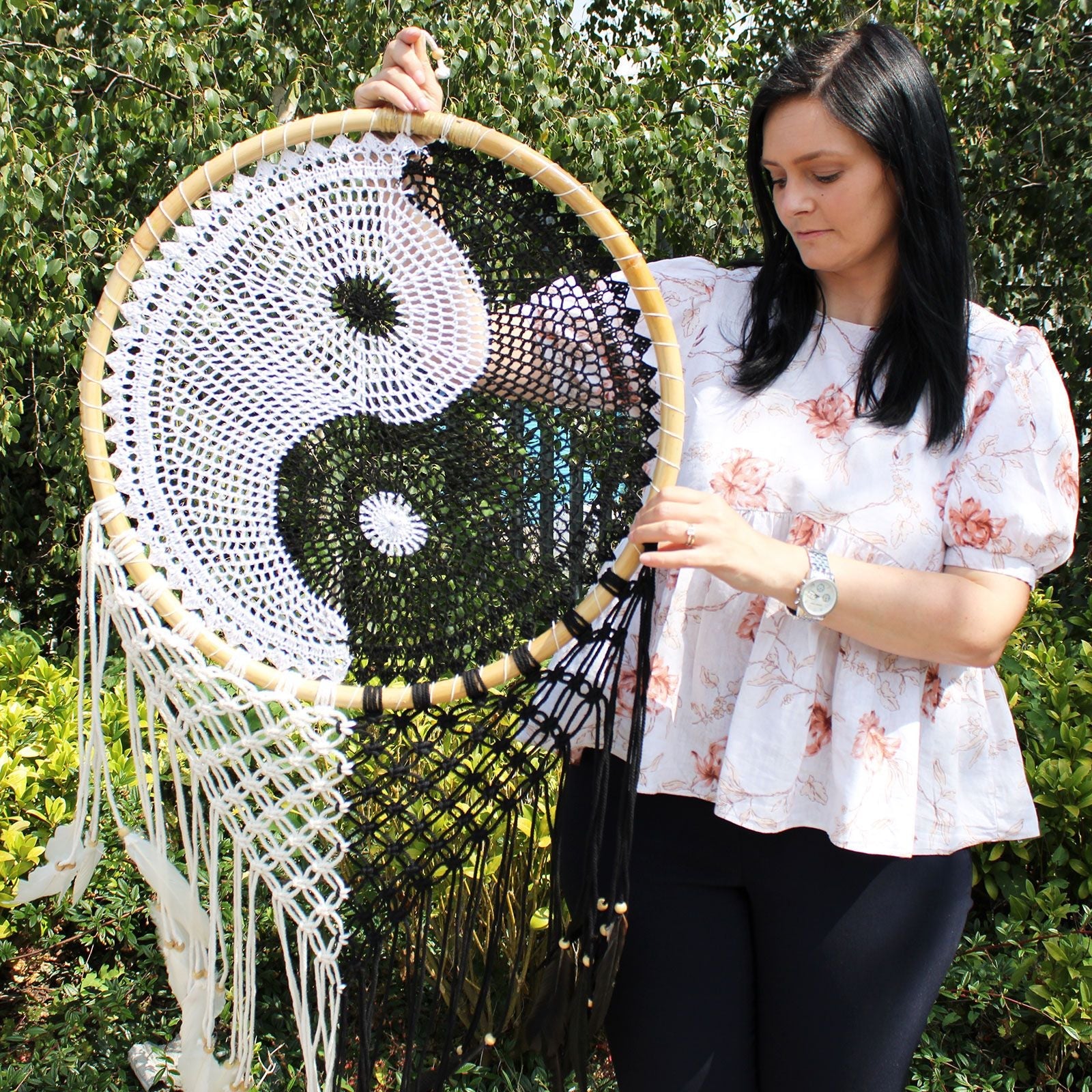 Alt Tag: Yin Yang Bali Dreamcatcher – Extra Large 50 CM, extra stor svartvit yin yang-virkad ringväggbonad med tofsar
