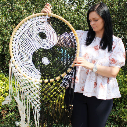 Alt Tag: Yin Yang Bali Dreamcatcher – Extra Large 50 CM, extra stor svartvit yin yang-virkad ringväggbonad med tofsar