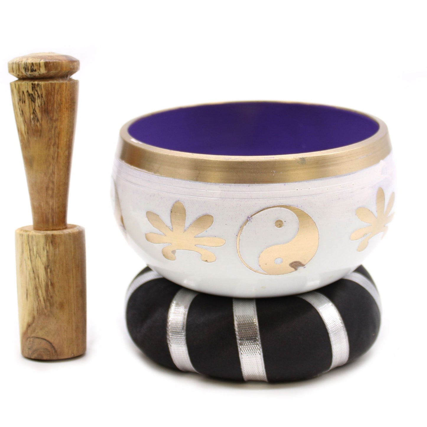 Alt Tag: Yin & Yang Singing Bowl Set – Vit/Lila – 10,7 CM, vit klangskål med lila insida, Yin-Yang-symbol, träklubba och kudde