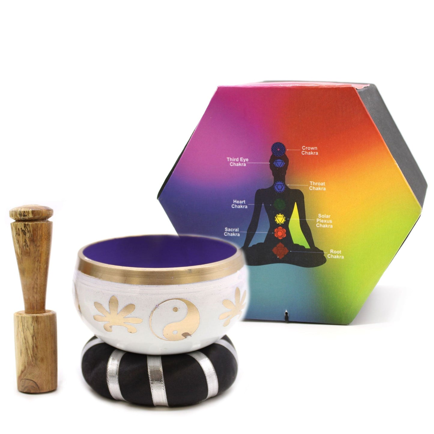 Alt-tag: Yin & Yang Singing Bowl Set – vit/lila – 10,7 cm med vit skål, lila insida, träklubba, kudde och chakrapresentask