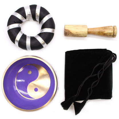 Alt Tag: Yin & Yang Singing Bowl Set – Vit/Lila – 10.7 CM med Yin-Yang-klangskål i lila/vitt, träklubba, kudde och svart påse