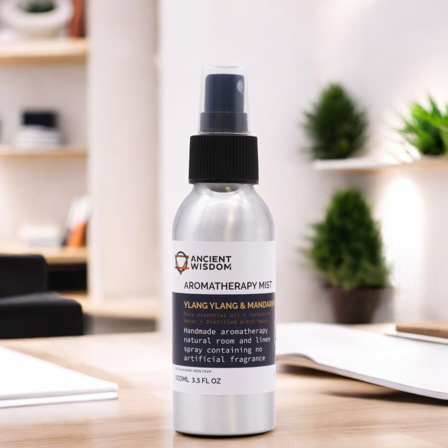 Alt Tag: Ylang Ylang & Mandarin Essential Oil Mist – 100ML sprayflaska på skrivbord, aromaterapi rums- och linspray, 100ml