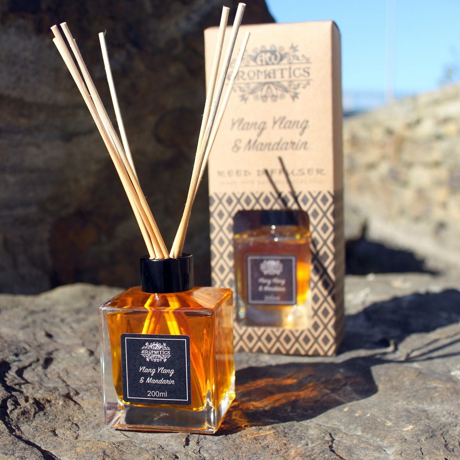 Alt Tag: Ylang Ylang & Mandarin Reed Diffuser – 200ML, doftdiffusor med doftpinnar 200 ml med bärnstensfärgad flaska och produktförpackning