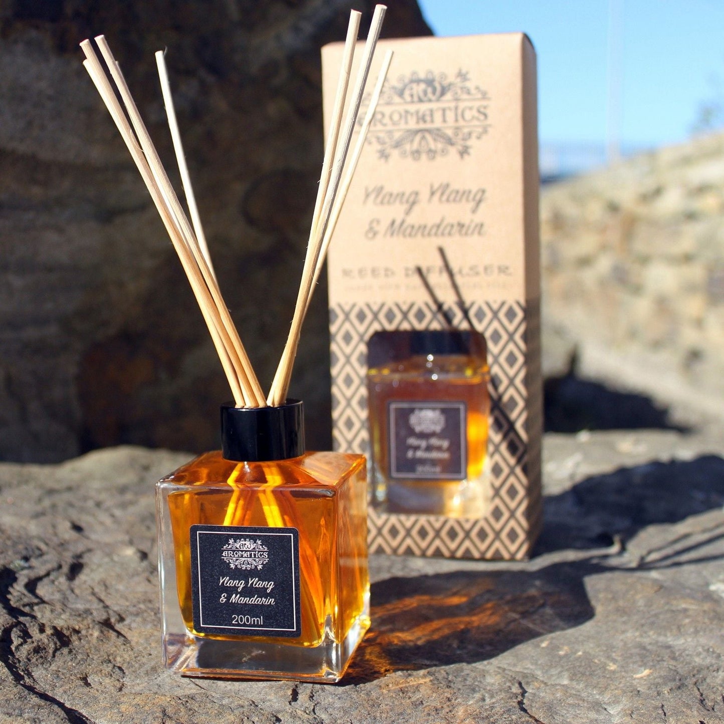 Petitgrain & Rosenholz Raumduft-Diffusor mit Duftstäbchen – 200ML in Glasflasche mit Duftstäbchen, 200ml Raumduft-Diffusor auf Steinoberfläche
