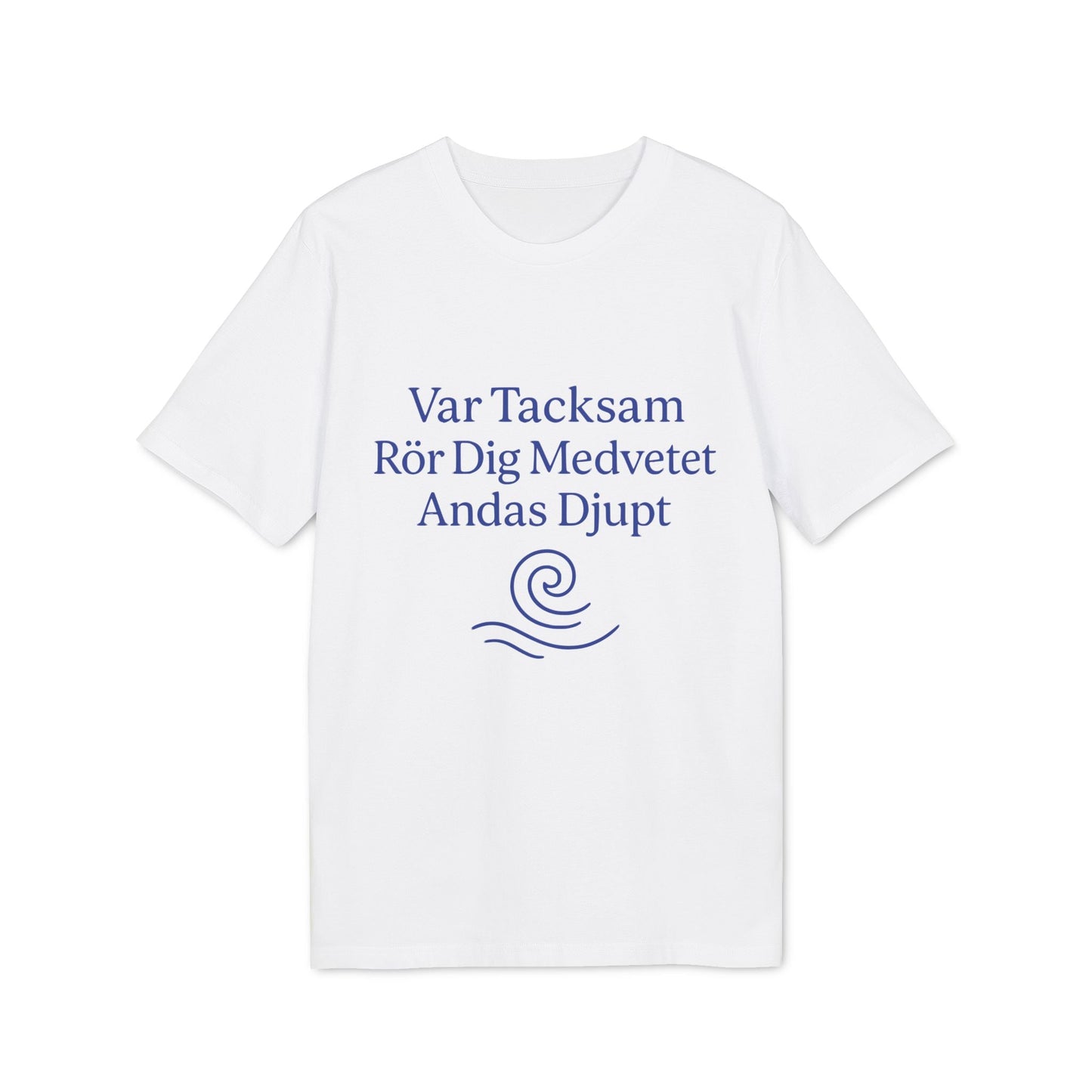 Alt Tag: Yoga 100% Organic Cotton T-Shirt blanca con frase "Var Tacksam Rör Dig Medvetet Andas Djupt" y gráfico azul de ola