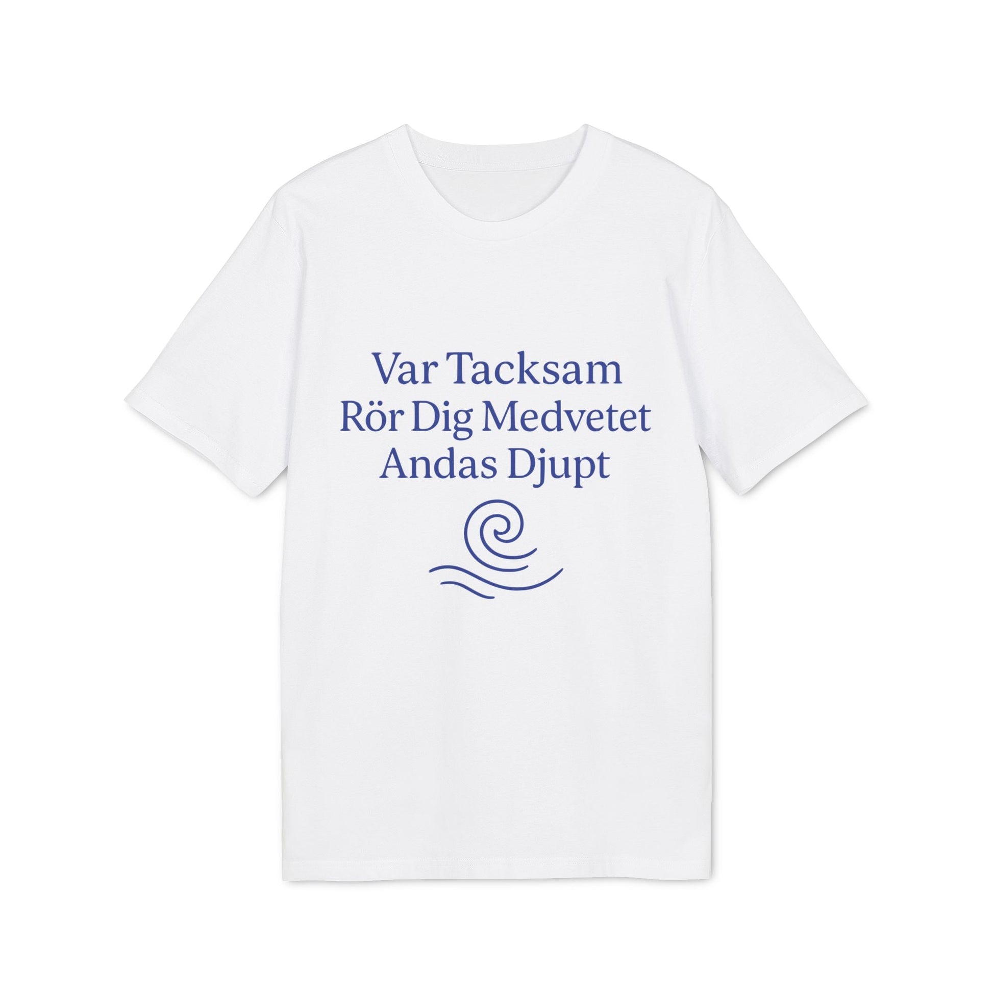 Alt Tag: Yoga 100% Organic Cotton T-Shirt blanca con frase "Var Tacksam Rör Dig Medvetet Andas Djupt" y gráfico azul de ola