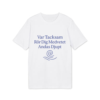 Alt Tag: Yoga 100% Organic Cotton T-Shirt blanca con frase "Var Tacksam Rör Dig Medvetet Andas Djupt" y gráfico azul de ola
