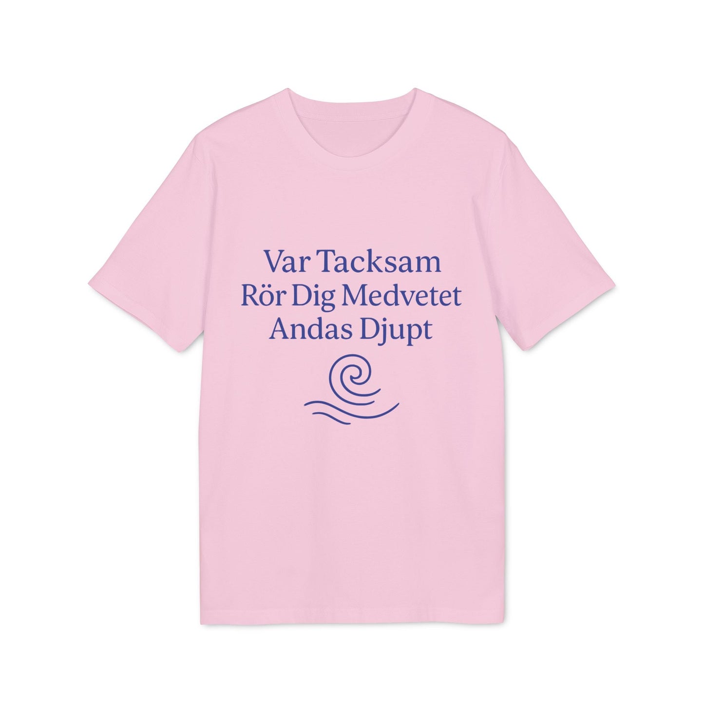 Yoga 100% Organic Cotton T-Shirt rosa con texto “Var Tacksam Rör Dig Medvetet Andas Djupt” y gráfico de ola en el frente