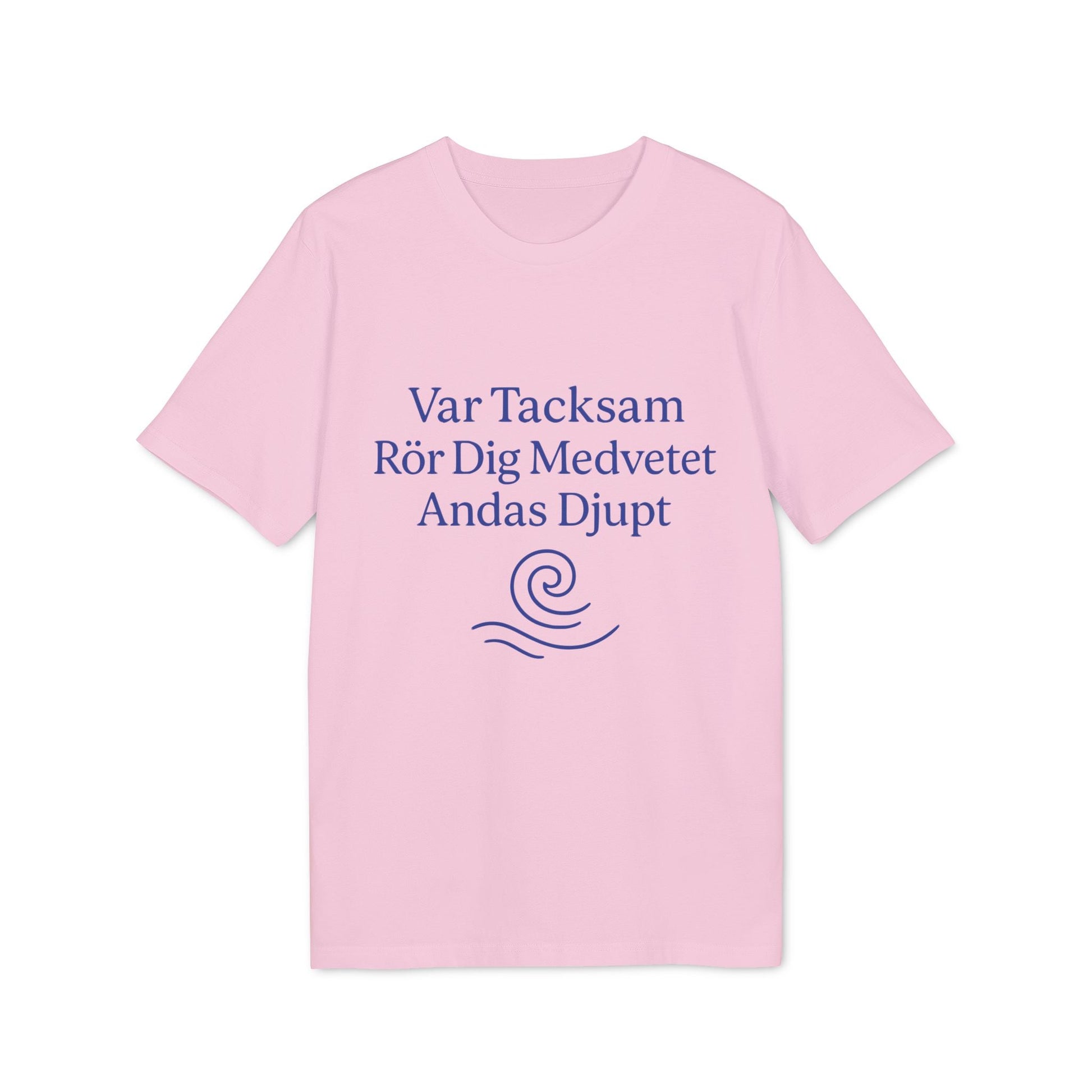 Yoga 100% Organic Cotton T-Shirt rosa con texto “Var Tacksam Rör Dig Medvetet Andas Djupt” y gráfico de ola en el frente