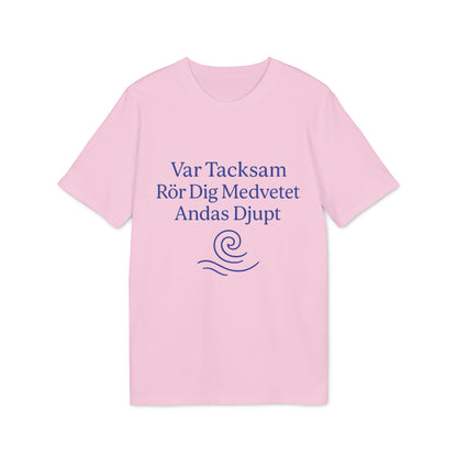 Yoga 100% Organic Cotton T-Shirt rosa con texto “Var Tacksam Rör Dig Medvetet Andas Djupt” y gráfico de ola en el frente