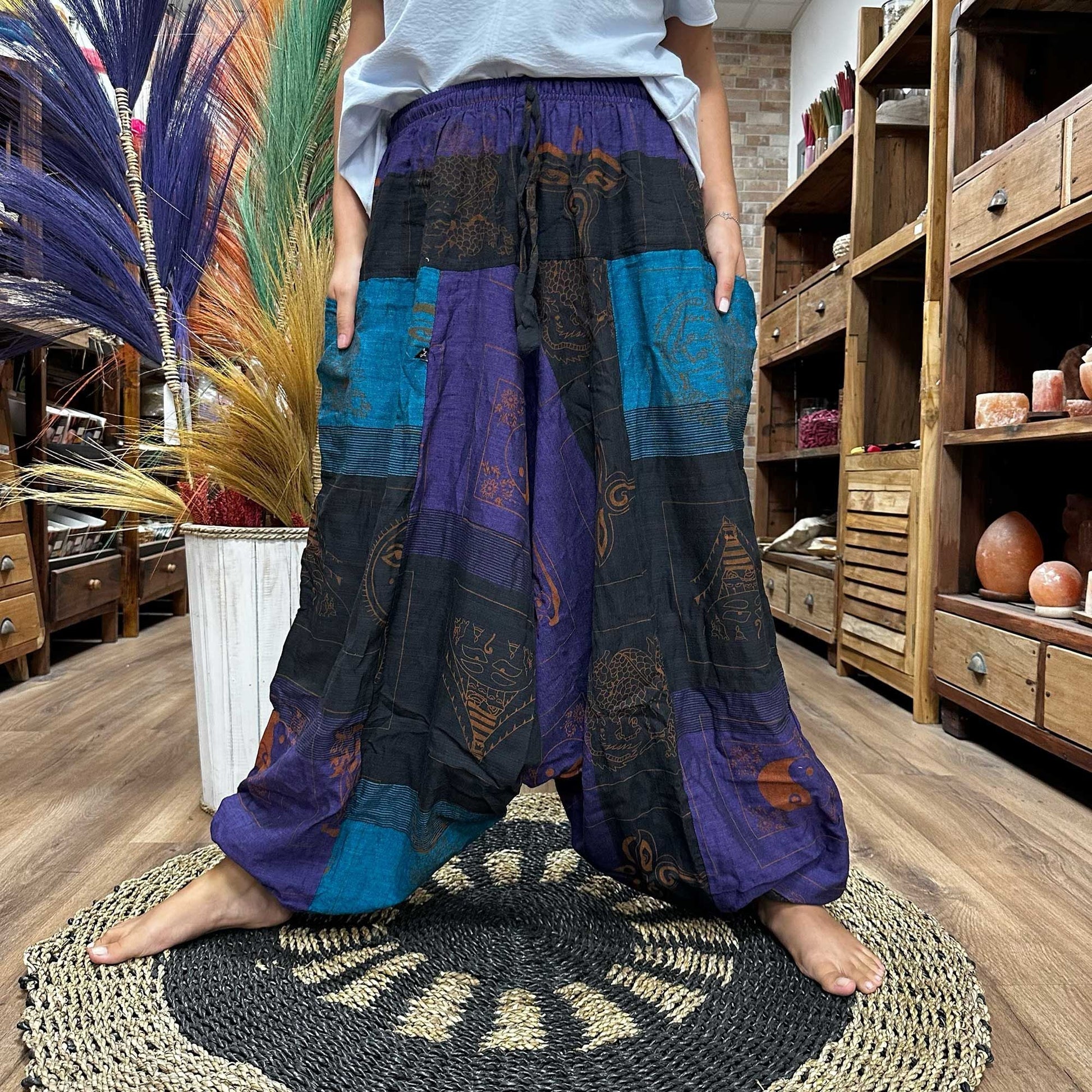 Alt-tagg: Yoga- och festivalbyxor – Aladdin Himalayan Print on Purple, handgjorda haremsbyxor i Aladdin-stil i 100 % bomull med Himalaya-tryck, lila
