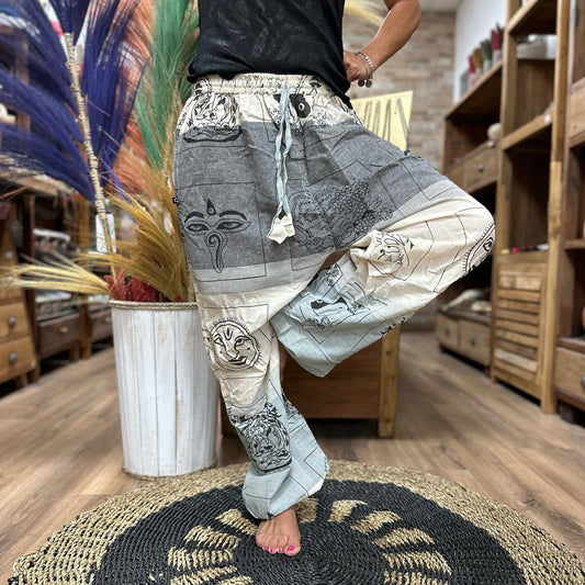 Alt Tag: Yoga- och festivalbyxor – High Cross Himalayan Print on Grey burna i trädposition, grå vida byxor med Himalayan-tryck, dragsko i midjan