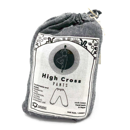 Alt Tag: Yoga- och festivalbyxor – High Cross Himalayan Print på en grå grå dragskopåse med etiketten High Cross Pants