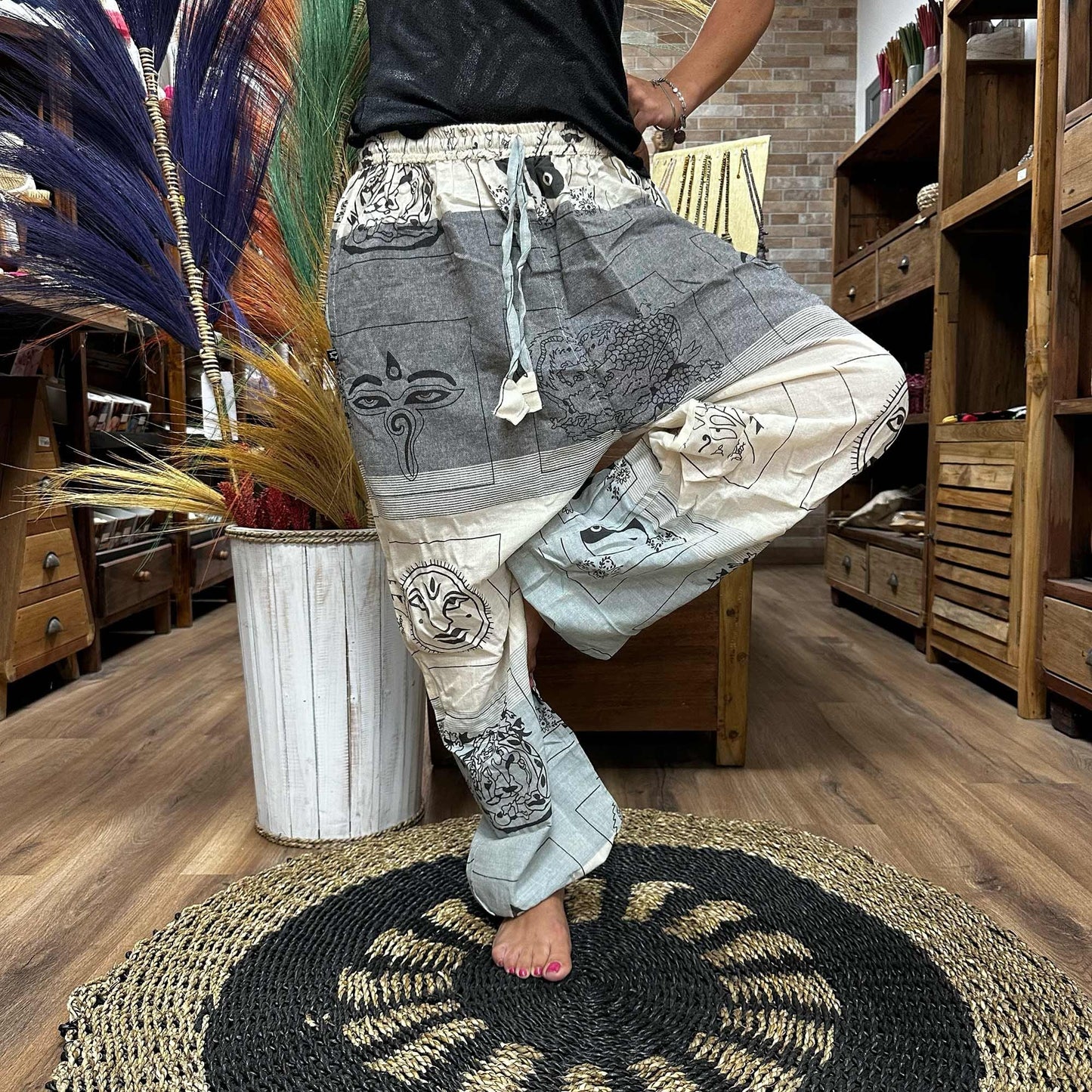 Alt Tag: Yoga- och festivalbyxor – High Cross Himalayan Print på grått, bärs av modell i yogaposition, grå byxor med Himalayan-mönster