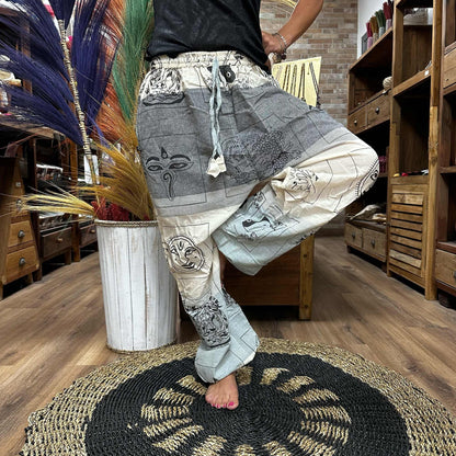 Alt Tag: Yoga- och festivalbyxor – High Cross Himalayan Print på grått, bärs av modell i yogaposition, grå byxor med Himalayan-mönster