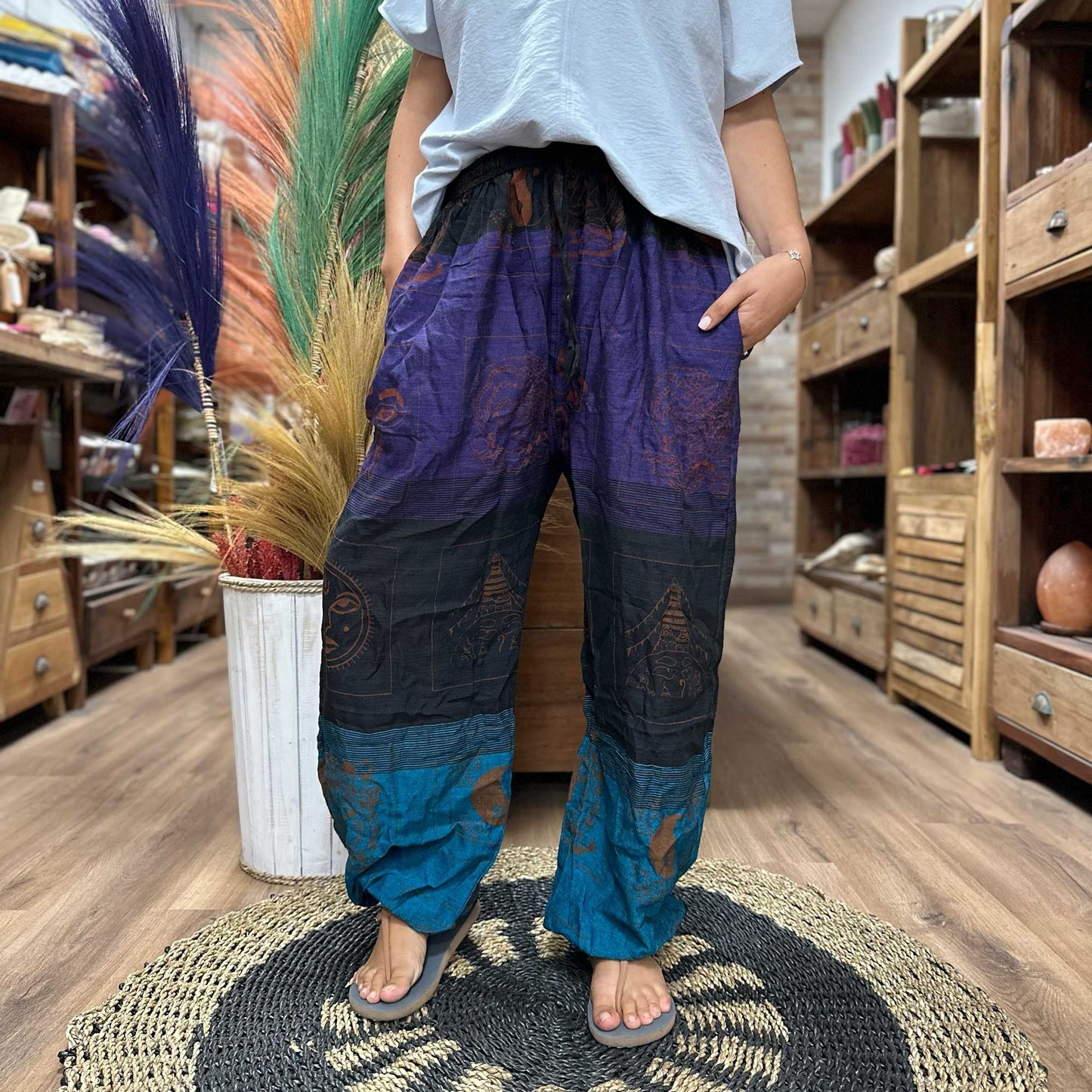 Yoga- och festivalbyxor – High Cross Himalayan Print på lila lila Himalaya-tryck harembyxor med fickor, boho festivalpassform