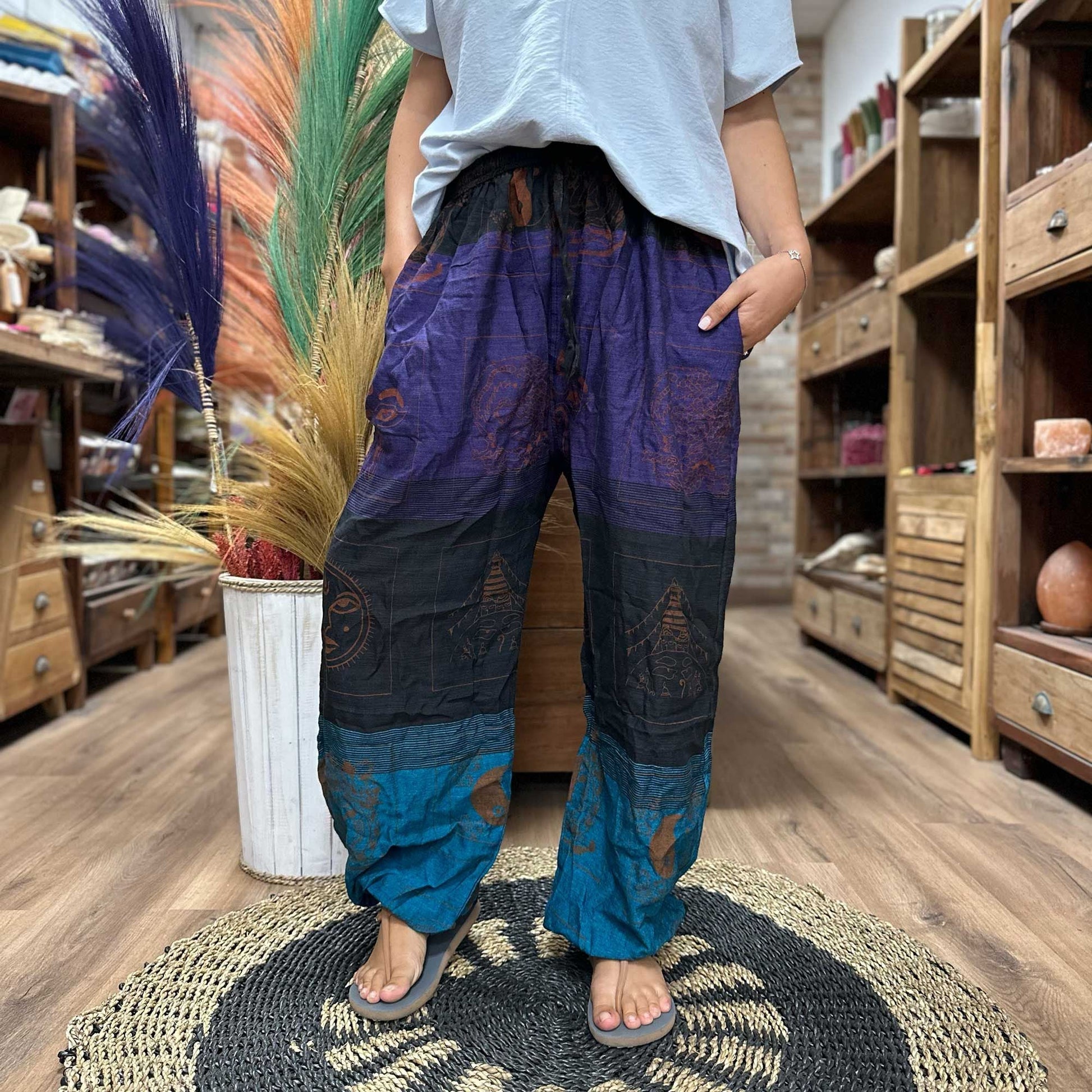 Yoga- och festivalbyxor – High Cross Himalayan Print på lila lila Himalaya-tryck harembyxor med fickor, boho festivalpassform