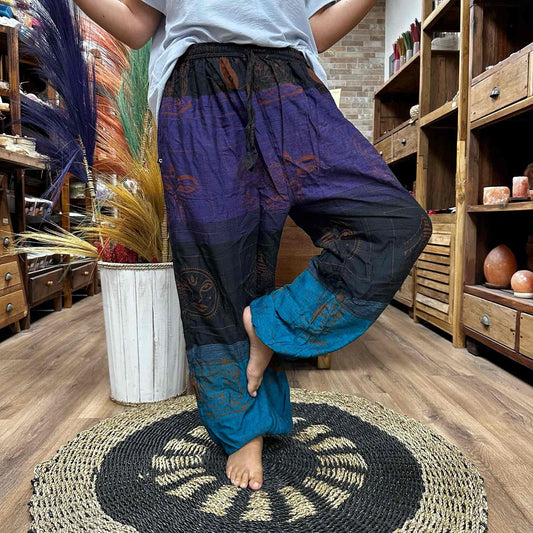 Yoga- och festivalbyxor – High Cross Himalayan Print på lila, buren av modell, lösa lila boho-byxor med blå muddar