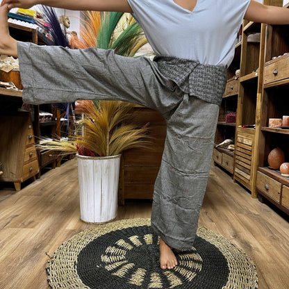 Alt Tag: Yoga- och festivalbyxor – Thai Fisherman Mandala Mantra på grå byxor i thailändsk fiskarstil med justerbar midja