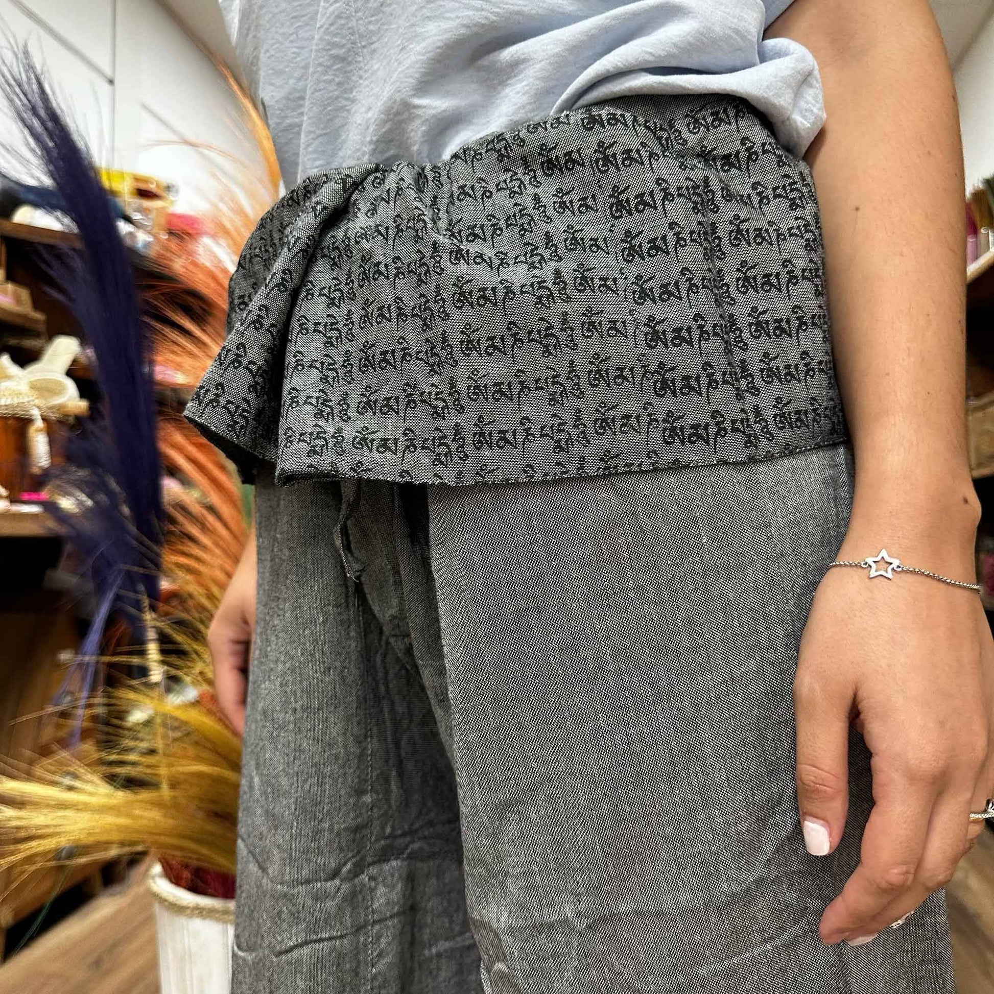 Yoga- och festivalbyxor – Thai Fisherman Mandala Mantra på grå grå thailändska fisherman-yogabyxor med justerbar omlottmidja och tryck med sanskritmantra