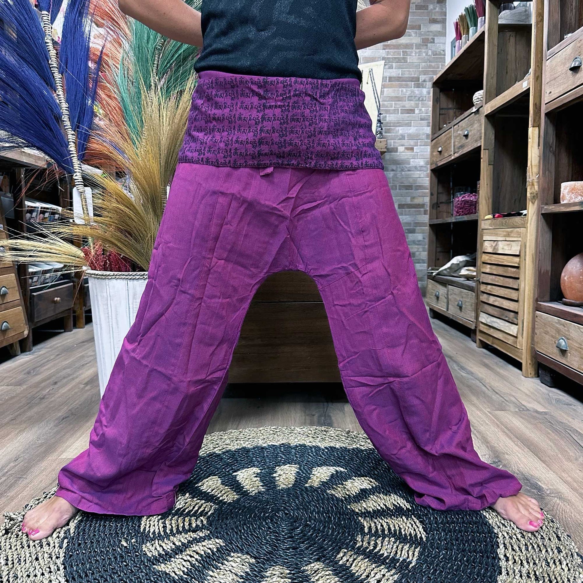 Yoga- och festivalbyxor – Thai Fisherman Mandala Mantra on Purple, framifrån, djup-lila thailändska fisherman-byxor i bomull med mantra-tryck