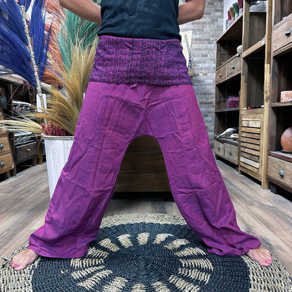 Yoga- och festivalbyxor – Thai Fisherman Mandala Mantra on Purple, framifrån, djup-lila thailändska fisherman-byxor i bomull med mantra-tryck
